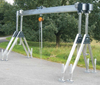 Suwnica bramowa aluminiowa składana z kołami na sprężynie (udźwig: 1500 kg, szerokość: 5,23m, wys. dla pracy wyciągarki: 2,2-4,00m, szerokość stelarzy: 2,30m) 99967553