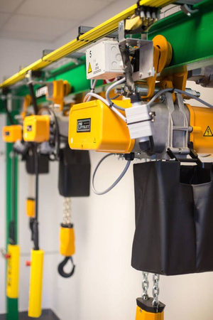 Wyciągarka elektryczna łańcuchowy przejezdny (udźwig: 250 kg, wysokość podnoszenia: 3m) 95880171