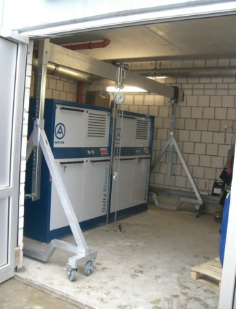 Suwnica bramowa aluminiowa konstrukcja składana - ruchoma, na kołach, w zestawie wraz z wózkiem towarowym (udźwig: 1000 kg, wysokość robocza: 2250-3500mm, długość belki całkowita: 5270mm) 99977425