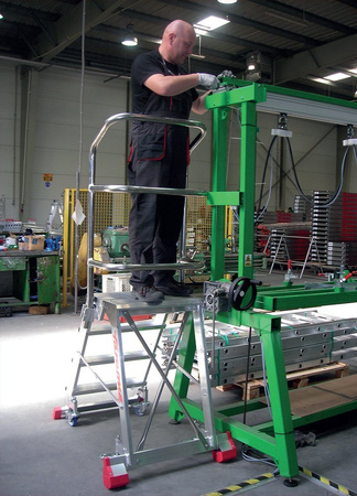 Drabina magazynowa FARAONE 4 stopniowa (wysokość robocza: 2,78m, wymiary platformy: 57x31 cm) 99675083