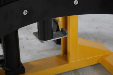 Podnośnik z funkcją przechyłu do beczek stalowych i plastikowych (udźwig 450 kg, wysokość podnoszenia: 1500 mm) 32283071