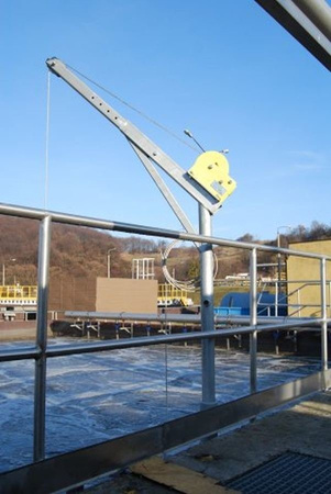 Żuraw ze stopą i wciągarką ręczną z liną 12m (udźwig: 150 kg, wysokość podnoszenia: 1945-2440 mm) 53368256