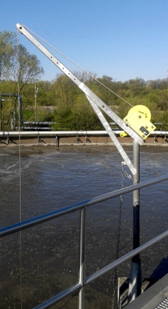 Żuraw ze stopą i wciągarką ręczną z liną 12m (udźwig: 400 kg, wysokość podnoszenia: 2250-2750 mm) 53368258