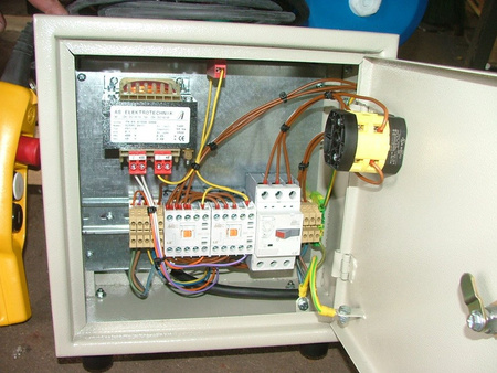 Treton Elektryczna wciągarka z liną o średnicy 10mm (długość liny: 50m, siła uciągu: 1650/1900 kg, moc: 5,5kW 400V) 28870718