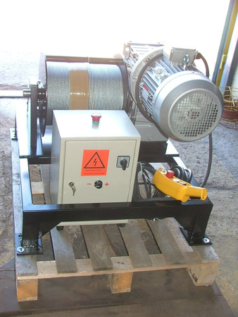 Treton Elektryczna wciągarka z liną o średnicy 8mm (długość liny: 85m, siła uciągu: 1250 kg, moc: 3kW 400V) 28870081