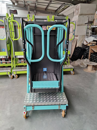 Podnośnik osobowy (udźwig: 140 kg, wymiary platformy: 48x69 cm, maks. wysokość robocza: 482 cm) 00081565