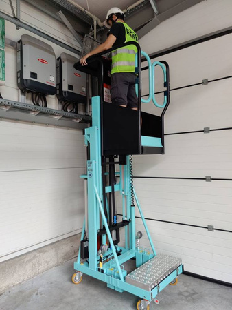 Podnośnik osobowy (udźwig: 140 kg, wymiary platformy: 48x69 cm, maks. wysokość robocza: 482 cm) 00081565