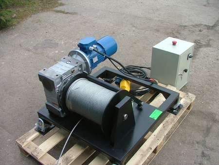 Treton Elektryczna wciągarka z liną o średnicy 8mm (długość liny: 85m, siła uciągu: 1250 kg, moc: 3kW 400V) 28870081