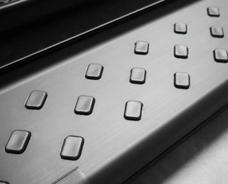 Stopnie boczne, czarne - Audi Q7 2015+ (długość: 205-210 cm) 01656092
