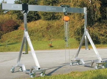 99955649 Suwnica bramowa aluminiowa z kołami - 2 sztuki + wciągnik elektryczny (udźwig: 1000 kg, szerokość belka: 2,23m, wys. dla pracy wciągarki: 2,00-3,00m, szerokość stelaży: 1,70m)