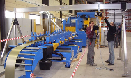 99955649 Suwnica bramowa aluminiowa z kołami - 2 sztuki + wciągnik elektryczny (udźwig: 1000 kg, szerokość belka: 2,23m, wys. dla pracy wciągarki: 2,00-3,00m, szerokość stelaży: 1,70m)