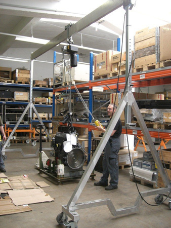 99955649 Suwnica bramowa aluminiowa z kołami - 2 sztuki + wciągnik elektryczny (udźwig: 1000 kg, szerokość belka: 2,23m, wys. dla pracy wciągarki: 2,00-3,00m, szerokość stelaży: 1,70m)