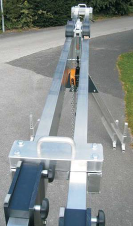 Suwnica bramowa aluminiowa składana z kołami na sprężynie (udźwig: 1500 kg, szerokość: 5,23m, wys. dla pracy wciągarki: 2,2-4,00m, szerokość stelarzy: 2,30m) 99967553