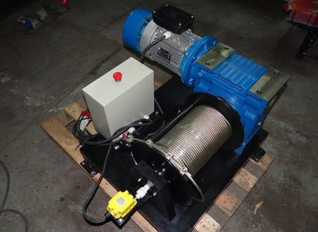 Treton Przyciągarka linowa + Lina o średnicy 6mm 600 mb (siła uciągu: 200 kg, moc: 1,5kW 400V) 28882178
